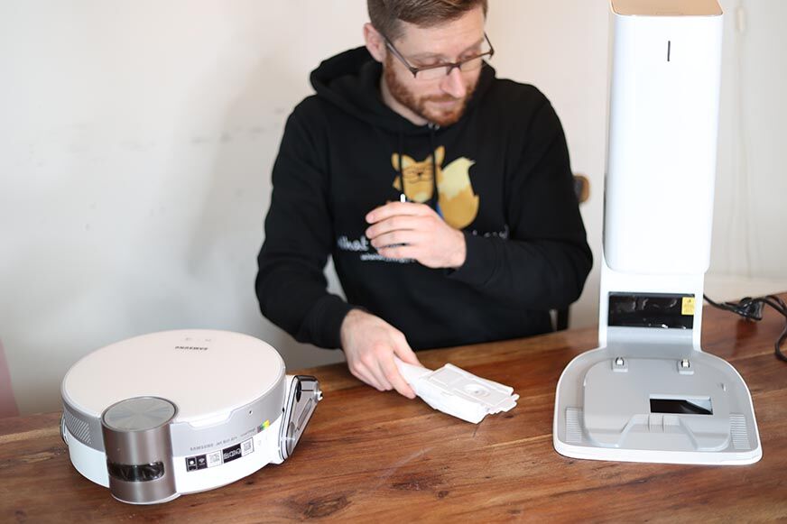 Die Clean Station des Samsung Jet Bot AI+ ist in der Nahaufnahme zu sehen.